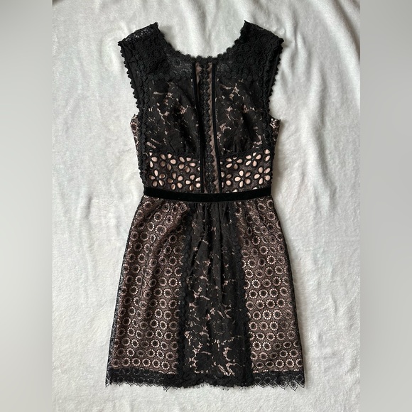 Boutique Moschino Dresses & Skirts - Boutique Moschino Floral Lace Sleeveless Dress in Black/Nude - Size 4 Aeffe NWT